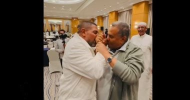 «قبلة أثارت العوازل».. هانى فرحات يقبل يد محمد عبده من جديد (فيديو)