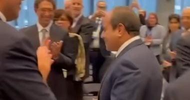 أعضاء الاتحاد الأوروبي يقفون ويصفقون لتحية الرئيس السيسي