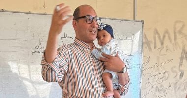 عميد تجارة كفر الشيخ يحمل طفلة رضيعة ابنة طالبة بالدراسات العليا أثناء شرحه عميد تجارة كفر الشيخ يحمل طفلة رضيعة ابنة طالبة بالدراسات العليا أثناء شرحه