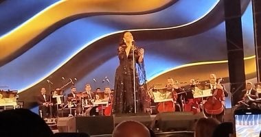 مروة ناجى تفتتح حفلها بأغنية طبعا أحباب وسط تفاعل جماهيرى كبير