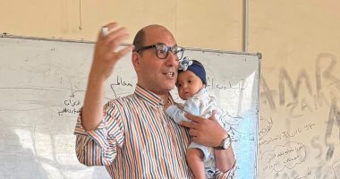 “صحيت تبكى”.. عميد تجارة كفر الشيخ يكشف تفاصيل حمله لرضيعة ليكمل المحاضرة "صحيت تبكى".. عميد تجارة كفر الشيخ يكشف تفاصيل حمله لرضيعة ليكمل المحاضرة