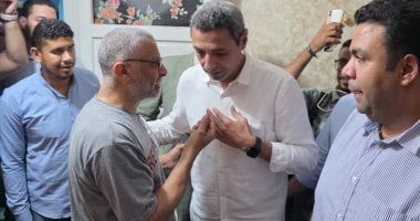 محافظ السويس يزور المسن ضحية واقعة الاعتداء للاطمئنان على حالته.. صور وفيديو محافظ السويس يزور المسن ضحية واقعة الاعتداء للاطمئنان على حالته.. صور وفيديو