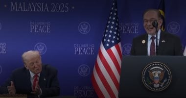 رئيس وزراء ماليزيا يمازح ترامب: "أنا دخلت السجن وأنت قرّبت".. فيديو