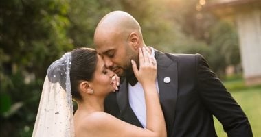 رومانسية ووسط أشعة الشمس.. جلسة تصوير الفنان حاتم صلاح مع زوجته