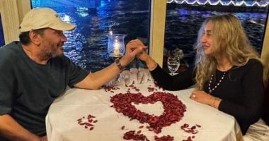 عشاء رومانسى يجمع على الحجار وزوجته.. صورة