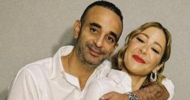 العروسة منة شلبى وزوجها يحتفلان بجائزة مهرجان الجونة.. وتعلق: بحبك