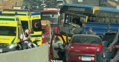 شلل مرورى على الطريق السياحى بعد اصطدام أتوبيس بحاجز خرسانى.. صور شلل مرورى على الطريق السياحى بعد اصطدام أتوبيس بحاجز خرسانى.. صور