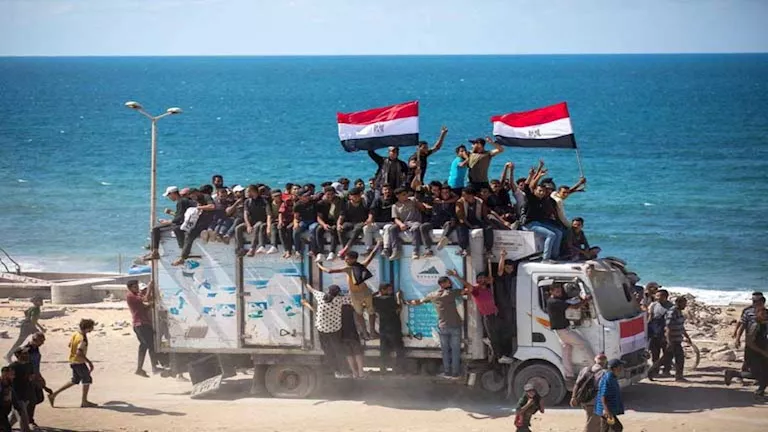 بالفيديو.. مصر تسيّر 100 شاحنة لدعم عودة النازحين إلى شمال غزة