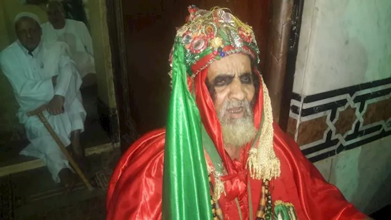 سيد المسكين.. حكاية حارس مقام البدوي الذي يظهر في كل مولد بـ”زي غريب” سيد المسكين.. حكاية حارس مقام البدوي الذي يظهر في كل مولد بـ"زي غريب"