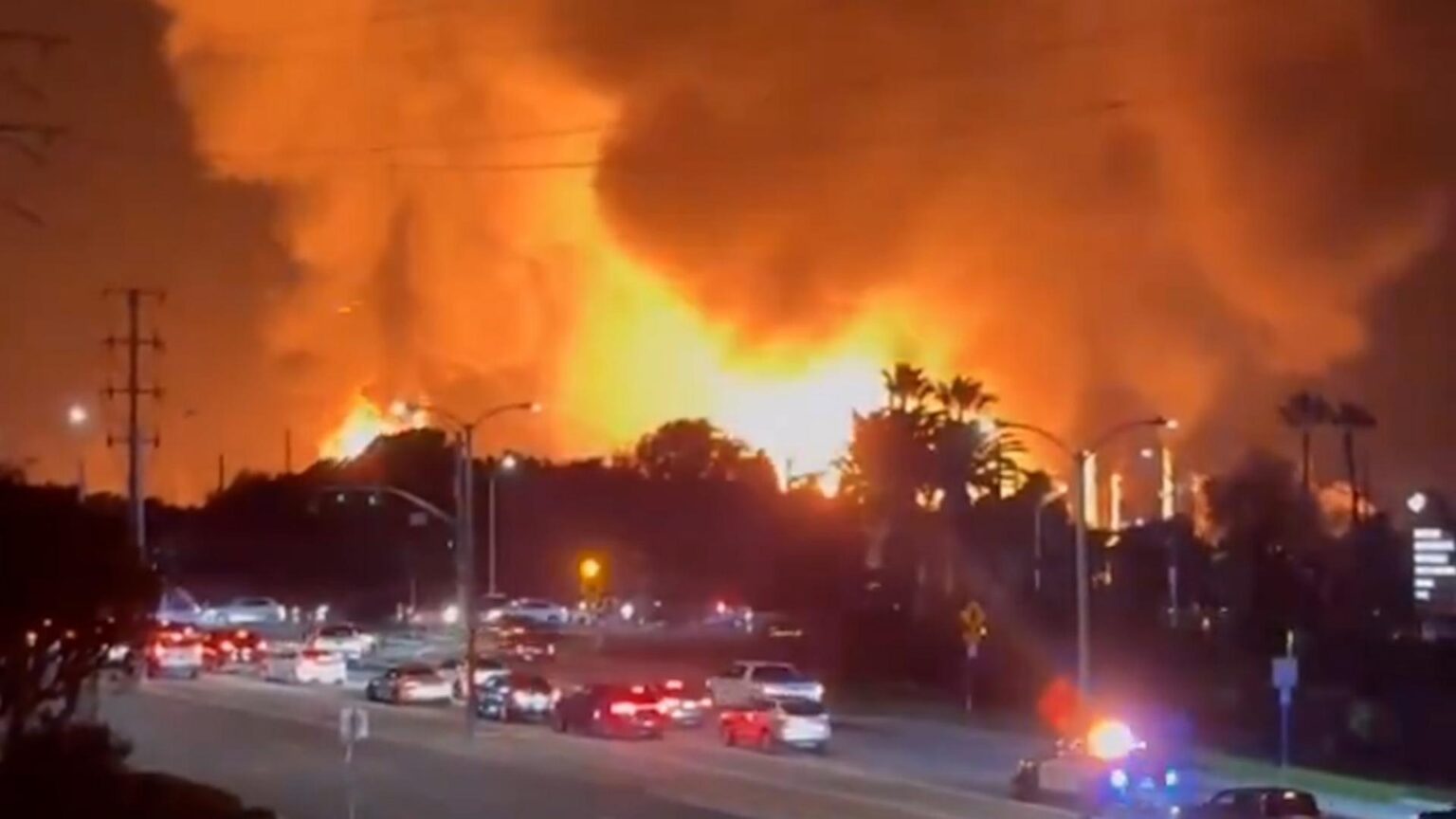 بالفيديو: اندلاع حريق هائل في مصفاة نفط