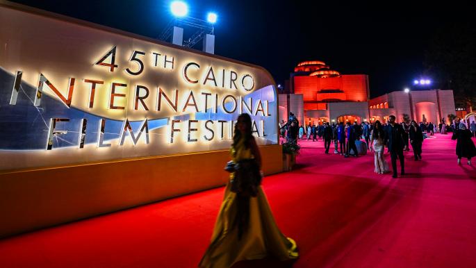 جدل حول الألوان يتسبب في سحب ملصق مهرجان القاهرة السينمائي جدل حول الألوان يتسبب في سحب ملصق مهرجان القاهرة السينمائي