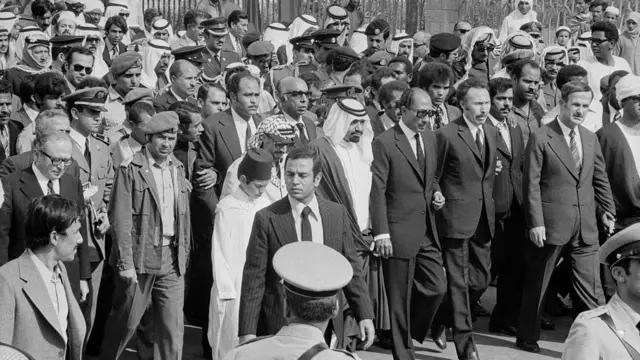 حضر جنازة الملك فيصل عام 1975 في الرياض، عدد من رؤساء الدول، ومنهم رئيس منظمة التحرير الفلسطينية ياسر عرفات، والرئيس المصري أنور السادات، والرئيس الجزائري هواري بومدين، والرئيس السوري حافظ الأسد.