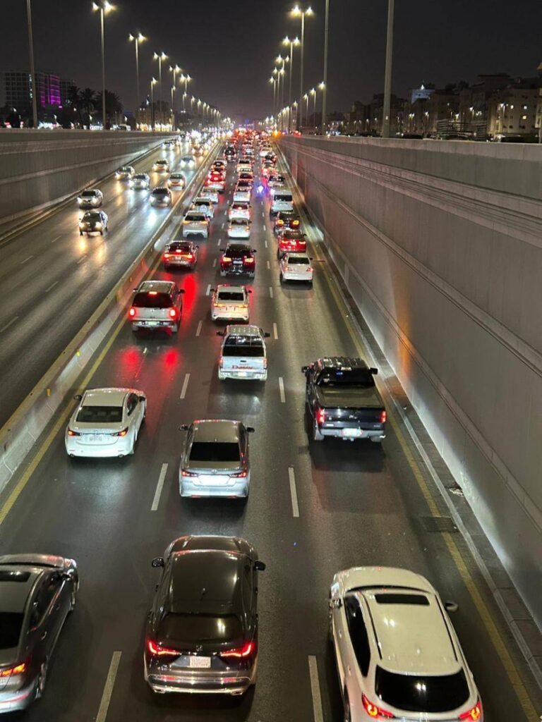 معاناة يومية بسبب الازدحام.. جدة تختنق مرورياً - أخبار السعودية