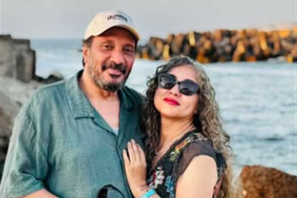 على الحجار يشارك جمهوره لحظة عشاء رومانسي مع زوجته: «كنت مدي لمراتي ميعاد غرامي»