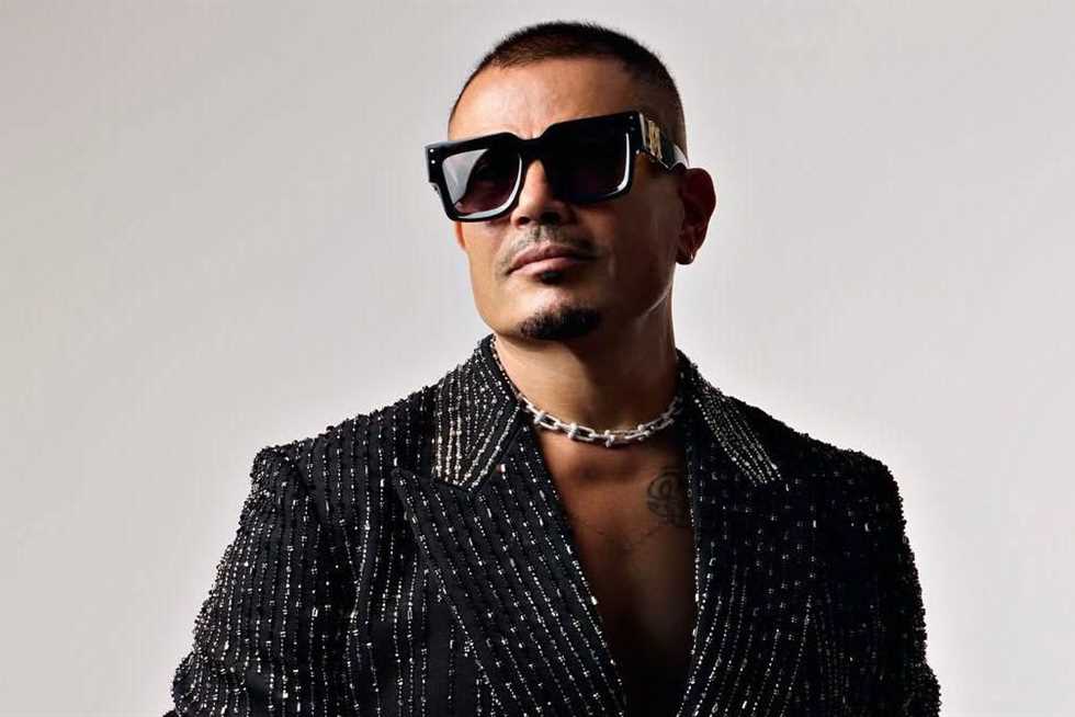 في عيد ميلاده الـ 65.. عمرو دياب في صدارة الساحة الغنائية خلال 40 عاما (تقرير) في عيد ميلاده الـ 65.. عمرو دياب في صدارة الساحة الغنائية خلال 40 عاما (تقرير)