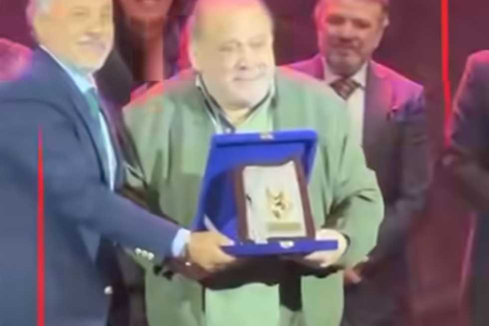 البكاء يسيطر على ضياء الميرغني خلال تكريمه بمهرجان نقابة المهن التمثيلية (فيديو)