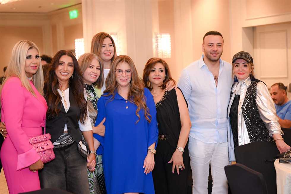 أبرزهم رانيا فريد شوقي وروجينا.. نجوم الفن يحتفلون بـ«نساء بطعم القهوة» لـ وفاء ماهر (صور)