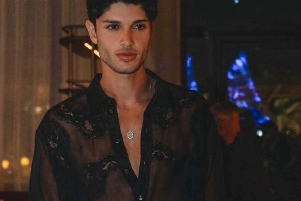 ابن راغب علامة يثير جدلا بإطلالة غير مألوفة: واجه هجوما لاذعا بعد ظهوره بـ«قميص شفاف» (صور)