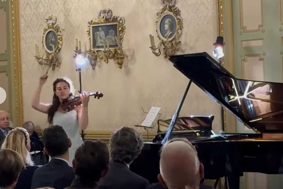 سقوط جزء من سقف قصر إيطالي على حفيدة عبدالرحمن أبوزهرة أثناء عزفها «الكمان» (فيديو)