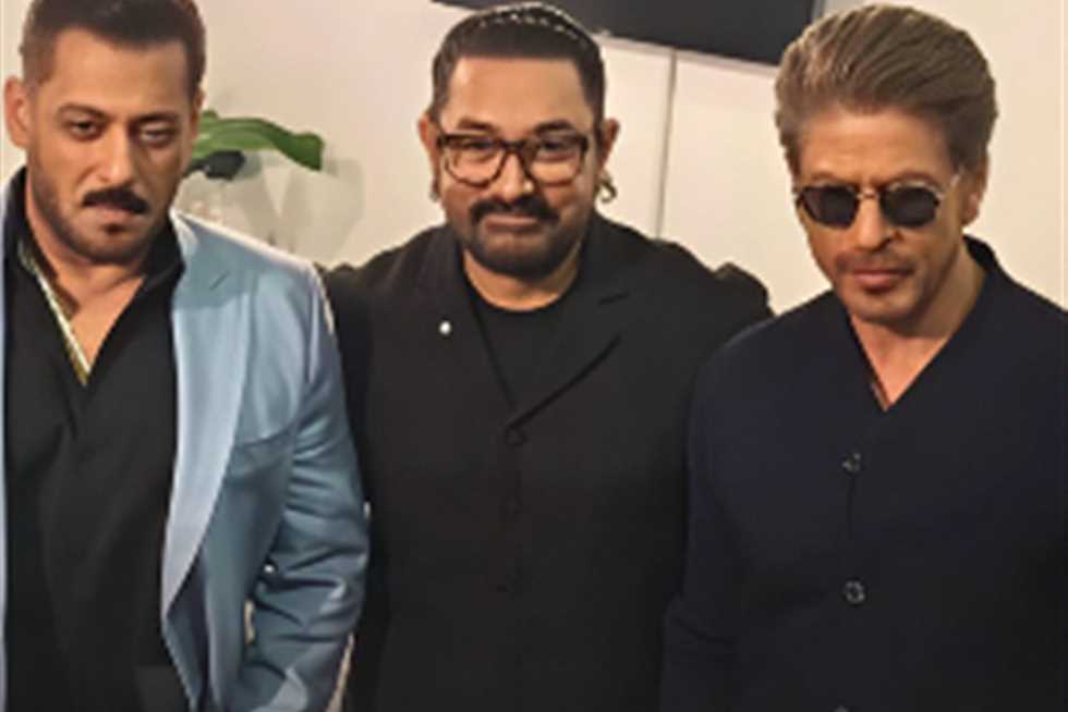 شاروخان وسلمان وعامر خان في لحظة تاريخية على مسرح «جوي فوروم 2025» الرياض