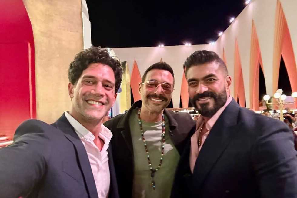 أطول تلاتة في الجونة.. أحمد مجدي يمازح أحمد السعدني وخالد سليم