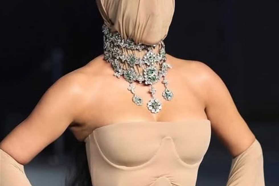 أخفت وجهها بالكامل.. فنانة شهيرة تثير الجدل بسبب إطلالتها بـ«متحف الأكاديمية» (فيديو)