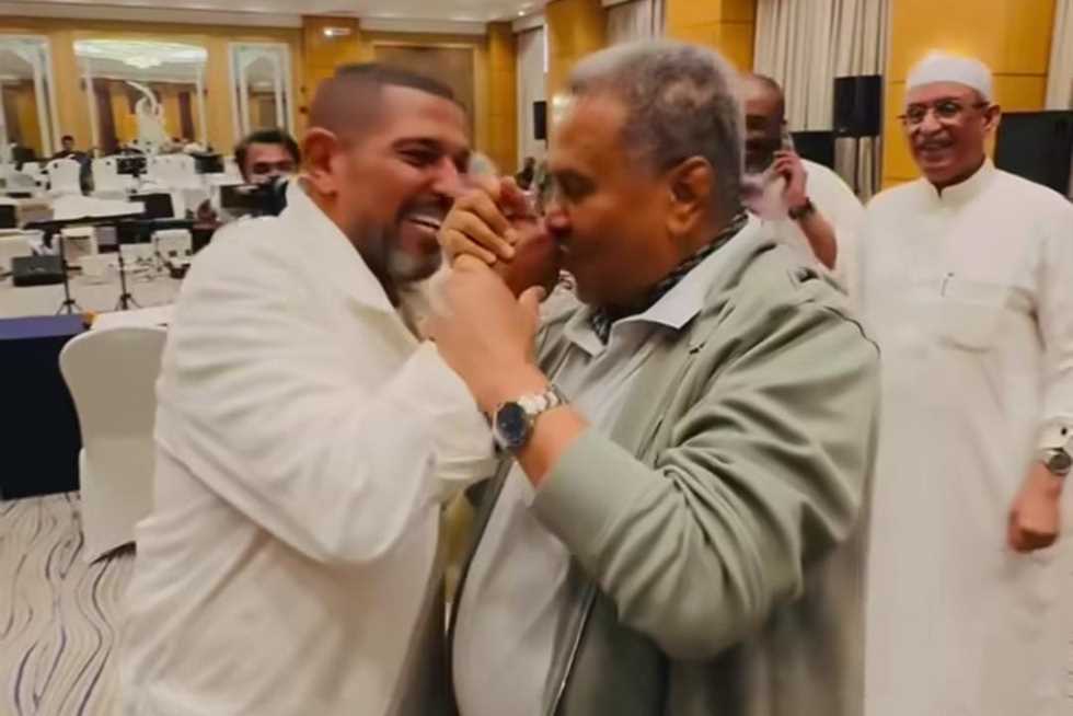 «ونكيد العوازل بقى».. هاني فرحات يثير الجدل بظهور جديد مع محمد عبده (فيديو)