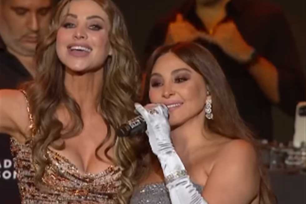 إليسا تتلقى مفاجأة على المسرح في موسم الرياض بعد احتفال جمهورها بعيد ميلادها (فيديو)