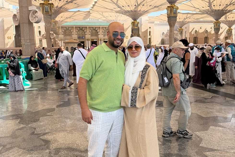 أول ظهور بعد الزفاف.. حاتم صلاح وزوجته يؤديان العمرة (صور) أول ظهور بعد الزفاف.. حاتم صلاح وزوجته يؤديان العمرة (صور)