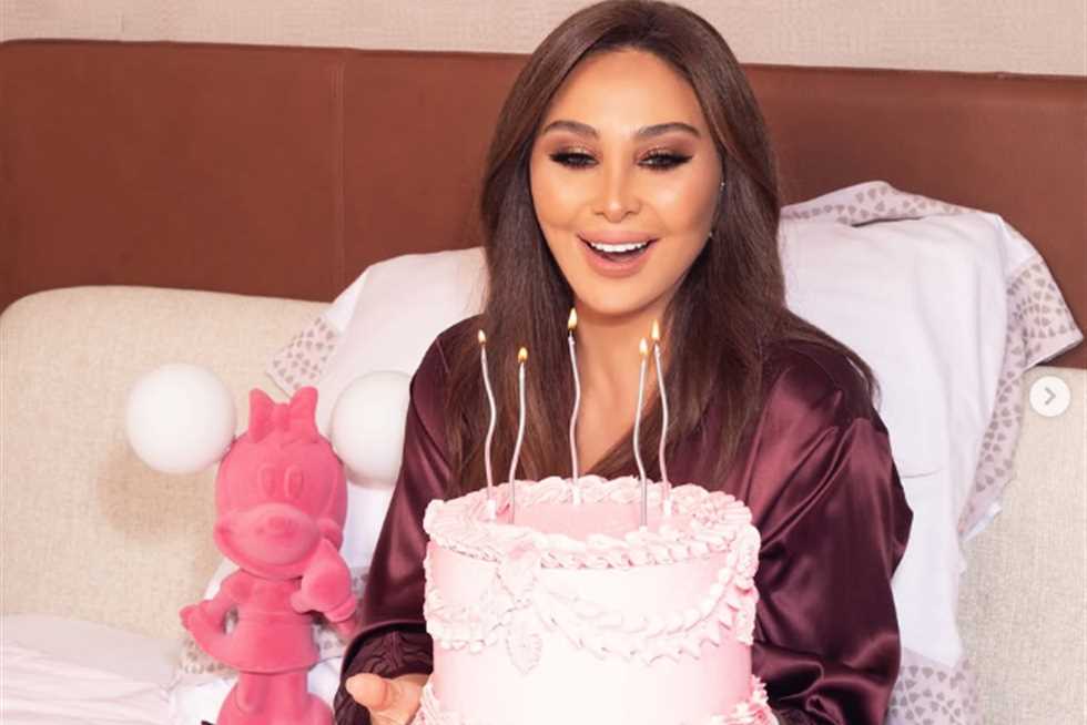 «تورتة في غرفة النوم».. إليسا تشارك الجمهور احتفالها بعيد ميلادها بجلسة تصوير جريئة «تورتة في غرفة النوم».. إليسا تشارك الجمهور احتفالها بعيد ميلادها بجلسة تصوير جريئة