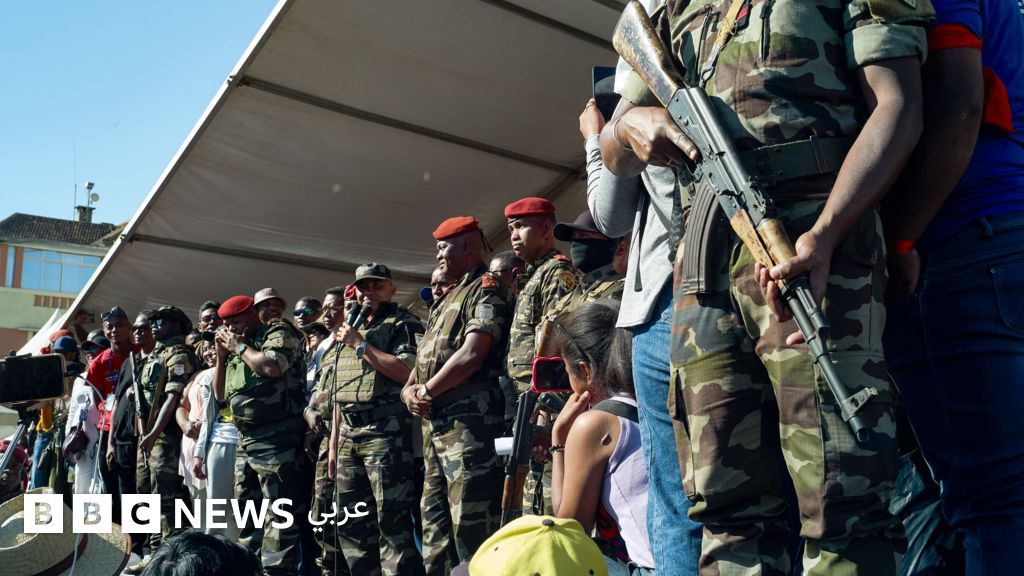 مدغشقر تحت سيطرة وحدة النخبة في الجيش، وسط “ترحيب” من المتظاهرين مدغشقر تحت سيطرة وحدة النخبة في الجيش، وسط "ترحيب" من المتظاهرين