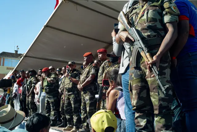 أفراد من الجيش يخاطبون الحشد في أنتاناناريفو، مدغشقر، 14 أكتوبر/تشرين الأول 2025