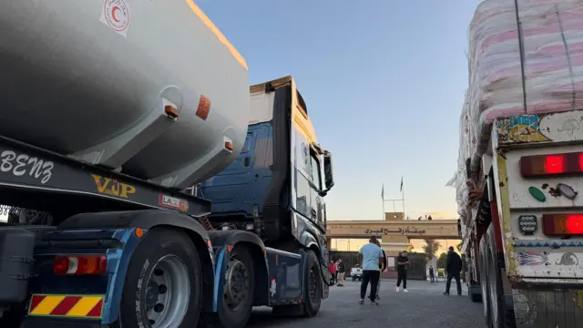 شاحنات محملة بالمساعدات الإنسانية على الجانب المصري من معبر رفح تنتظر العبور إلى قطاع غزة في 15 أكتوبر/تشرين الأول 2025