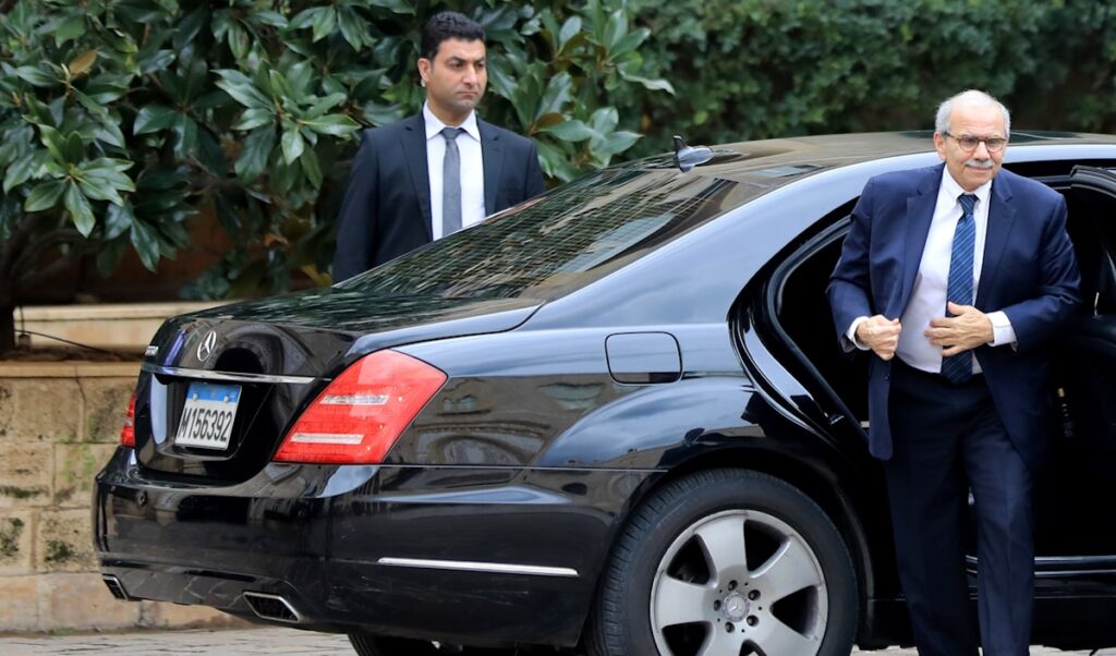 عون مُستاء من رئيس الحكومة وحزب الله لن يسكت | سلام واقفاً على الصخرة: الباحث دوماً عن المشاكل - جريدة الأخبار