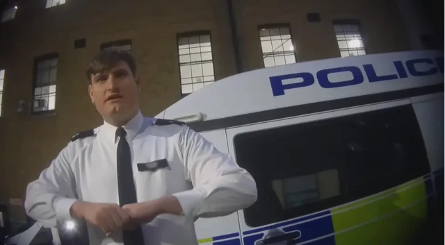 أحد الضباط تباهى بحبّه أخذ البصمات بالقوة، وتحدث عن قدرته على كسر أوتار أصابع الموقوفين