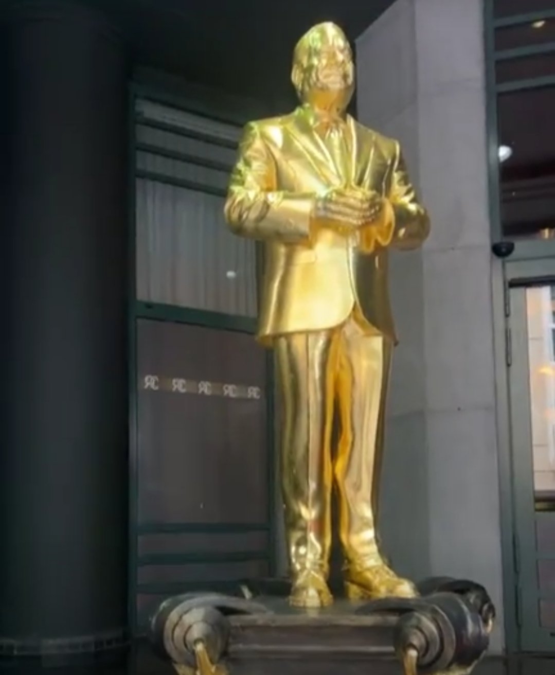 مجسم للرئيس السيسي مجسم للرئيس السيسي