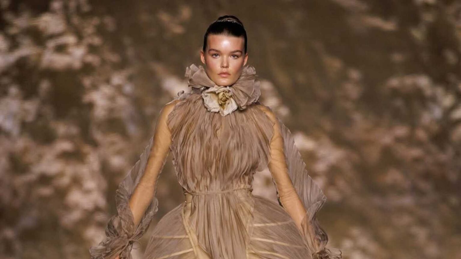 أسبوع الأزياء في الرياض 2025.. تراث يلتقي بالأناقة العالمية ستيلا مكارتني