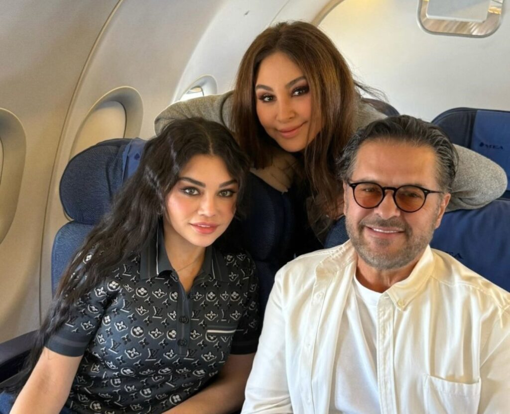 صورة مميزة تجمع راغب علامة وإليسا وهيفاء وهبي في الطائرة صورة مميزة تجمع راغب علامة وإليسا وهيفاء وهبي في الطائرة