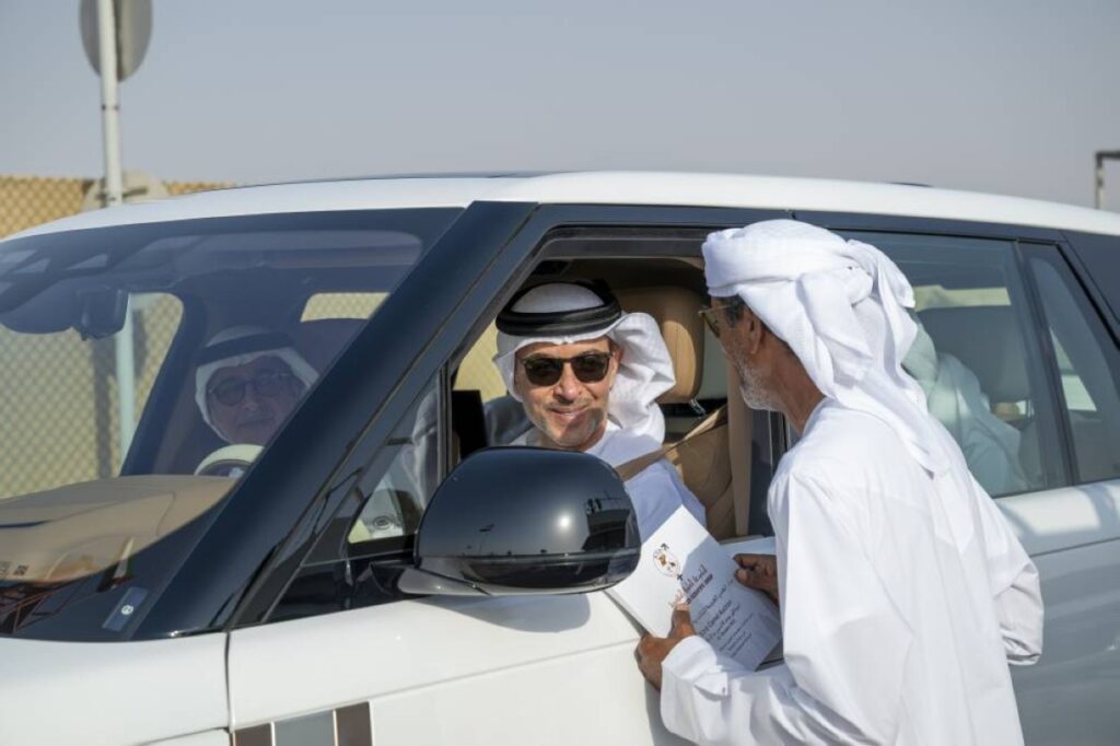 هزاع بن زايد يشهد سباق «اللقايا» في ميدان الروضة بالعين
