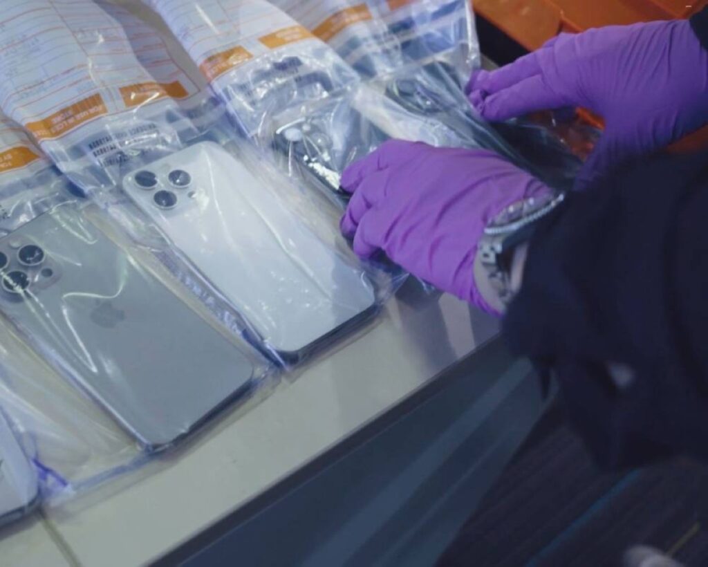 “آيفون” يكشف عصابة دولية لتهريب 40 ألف هاتف Al Bayan