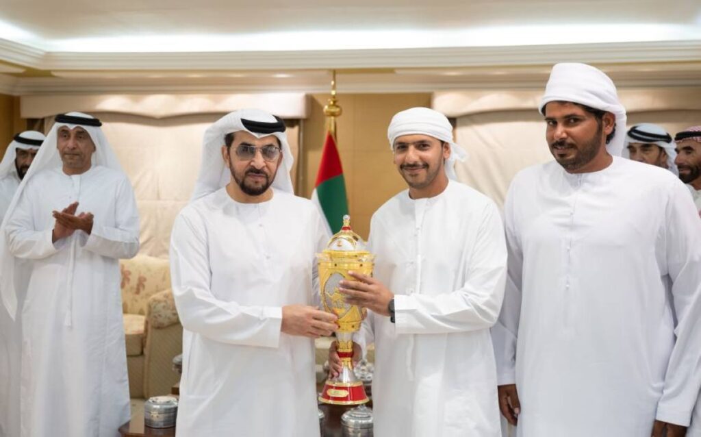 سباقات الهجن تمثل تراثاً شعبياً عريقاً يعكس ارتباط أبناء الإمارات بماضيهم وهويتهم الوطنية Al Bayan