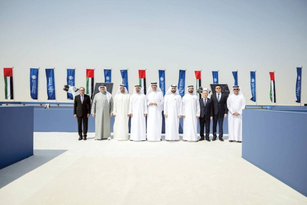 ذياب بن محمد يشهد وضع حجر الأساس لأكبر مشروع طاقة متجددة عالمياً ذياب بن محمد يشهد وضع حجر الأساس لأكبر مشروع طاقة متجددة عالمياً