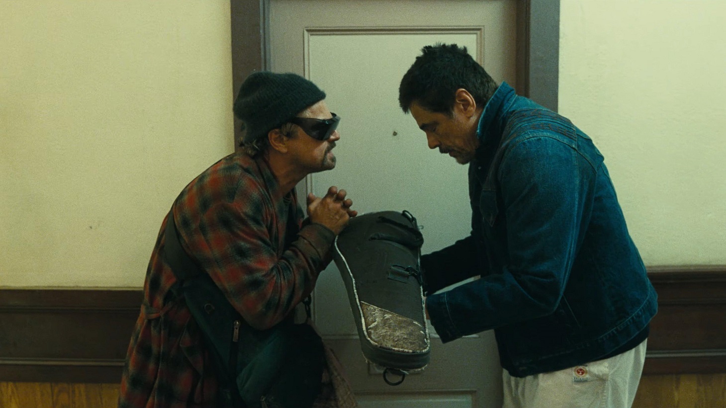 ليوناردو ديكابريو وبينيسيو دل تورو. (وورنر براذرز)