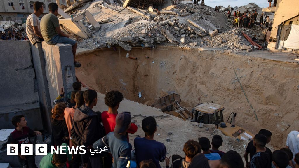 إسرائيل تتسلّم جثة رهينة عبر الصليب الأحمر في غزة، وقتلى وجرحى في استهداف إسرائيلي لمركبة تقلّ نازحين بحي الزيتون في غزة