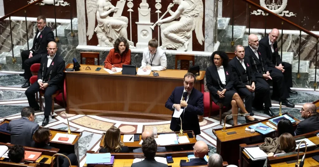 حكومة فرنسا أمام اختبار حجب الثقة.. هل تسقط؟