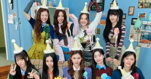 251010 التحديث اليومي لـ The Chosun - TWICE يصدرون الألبوم الخاص بالذكرى العاشرة لـ 'TEN'