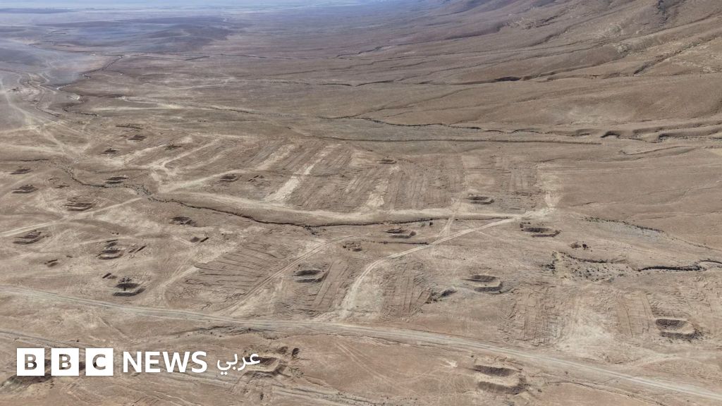 كيف نقل نظام الأسد سراً آلاف الجثث من مقبرة جماعية إلى البادية؟