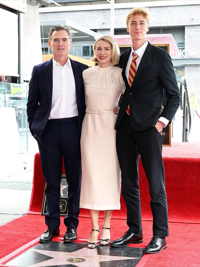 نعومي واتس محاطة بابنها وزوجها (إنستغرام)