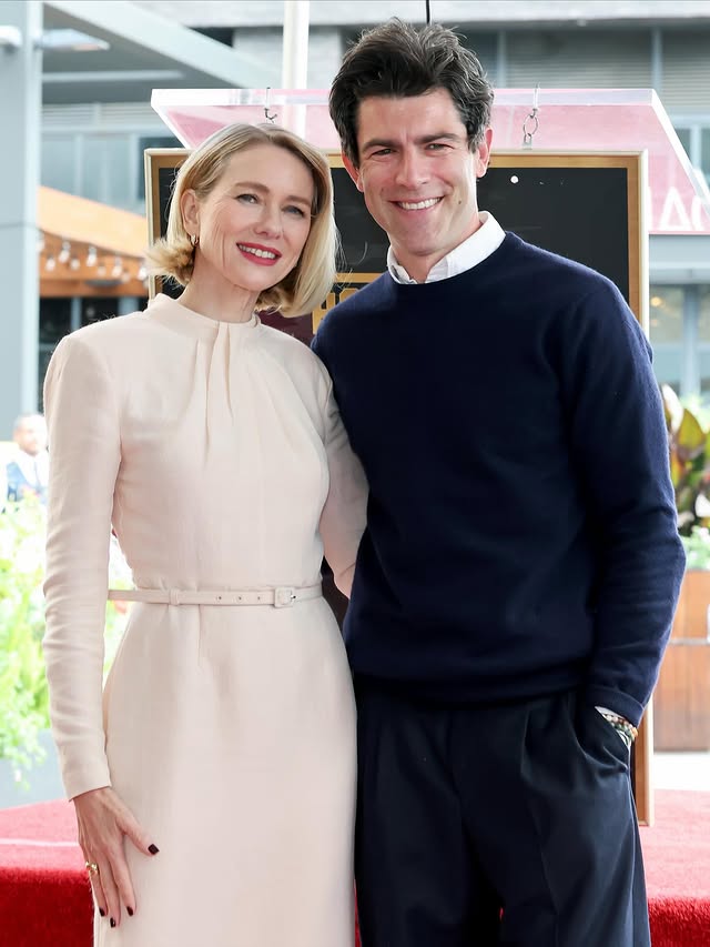 نعومي واتس أثناء تكريمها (إنستغرام)