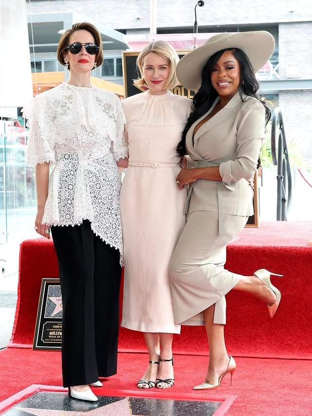 نعومي واتس بين صديقتيها (إنستغرام) 